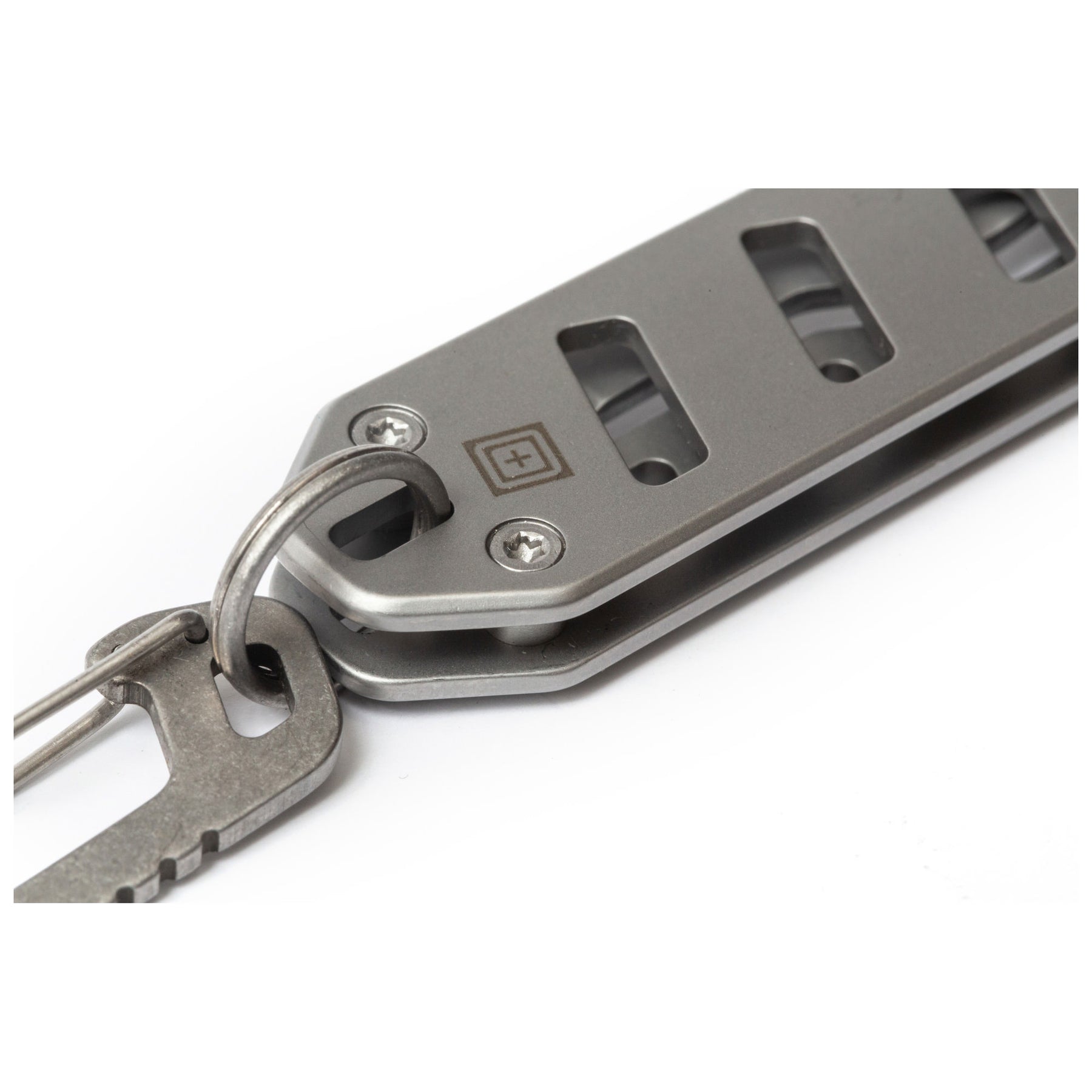 coltello base 1 sf di 5.11 tactical dettaglio logo e viti torx