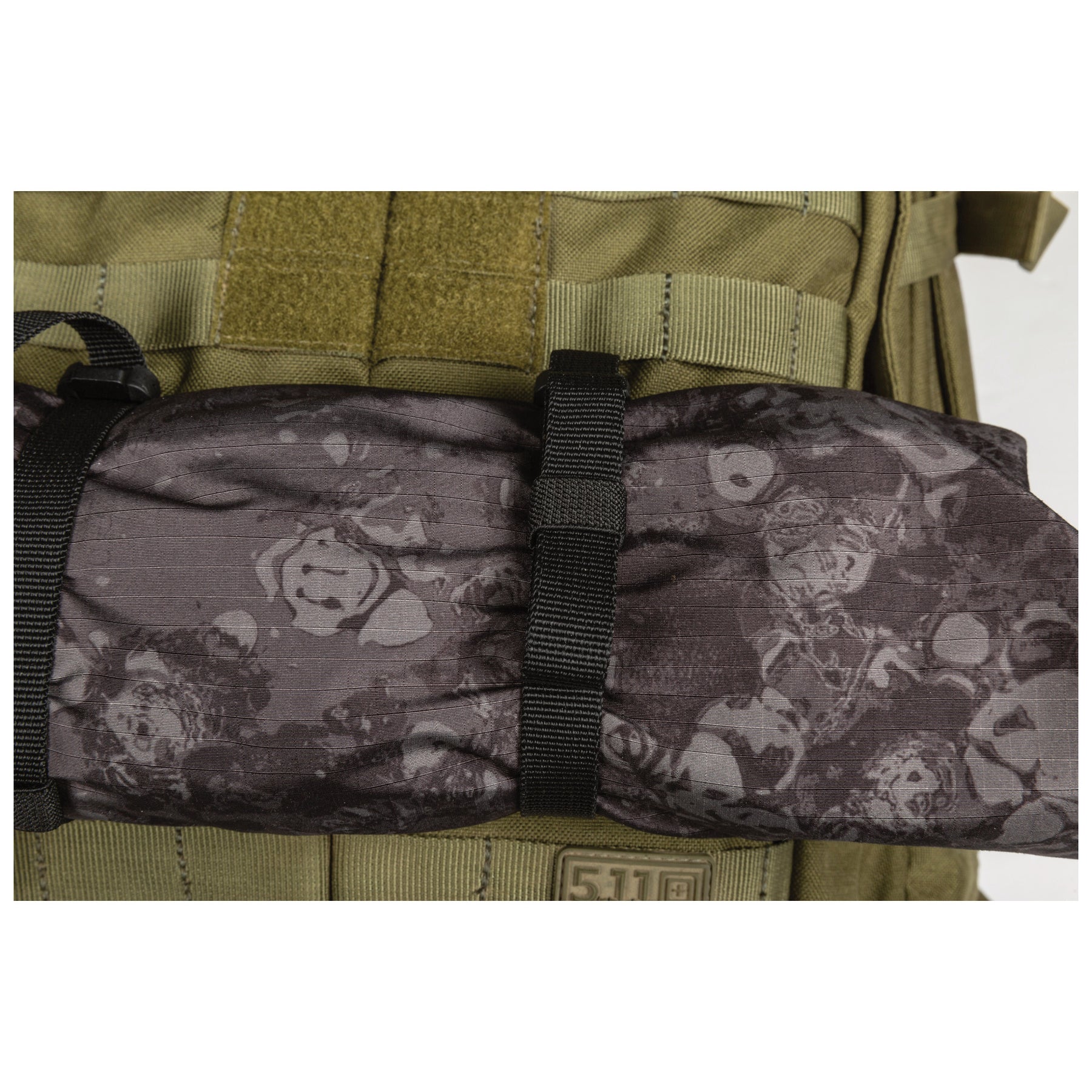sidewinder straps SM di 5.11 con coperta sullo zaino rush
