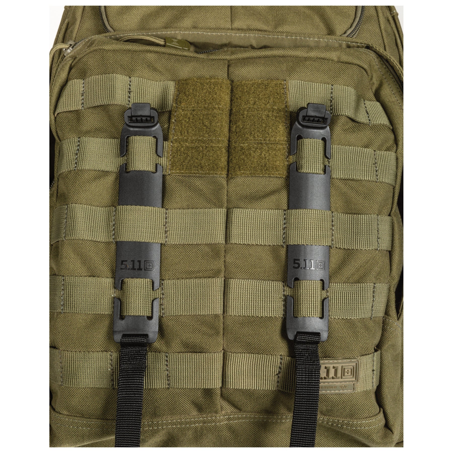 Sidewinder straps LG di 5.11 fissate ad uno zaino RUSH con sistema MOLLE