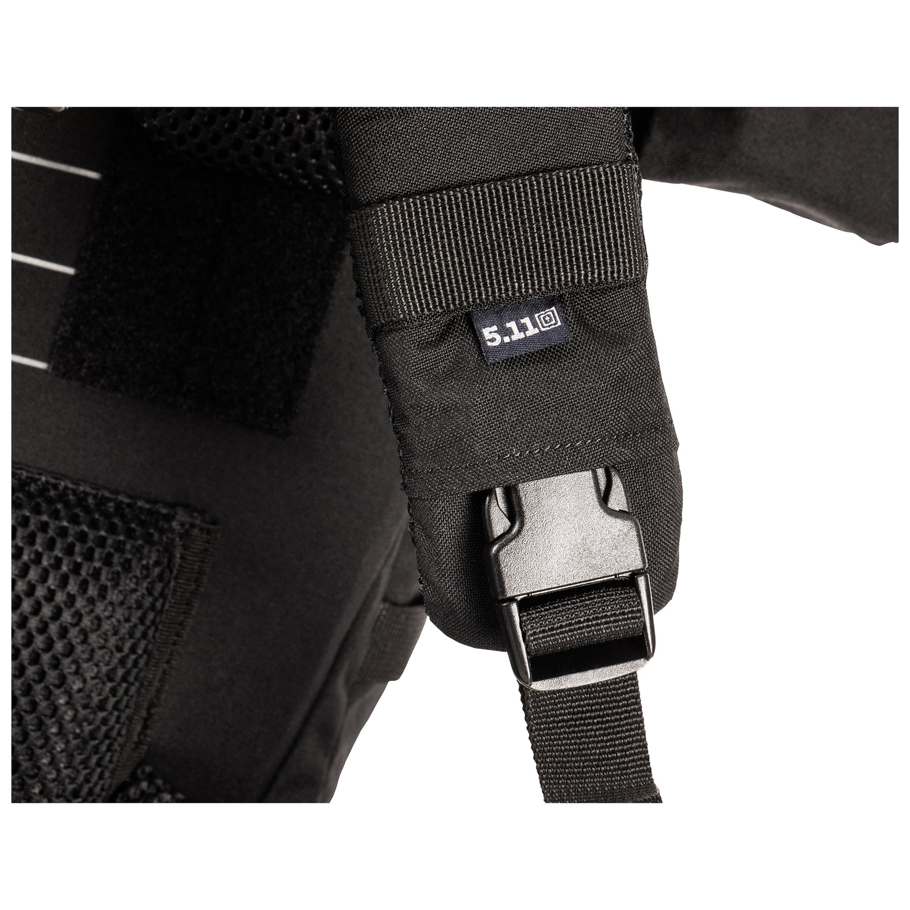 ZAINO RUSH100 60 litri di 5.11 Tactical Black (nero) - vista clip di rilascio degli spallacci