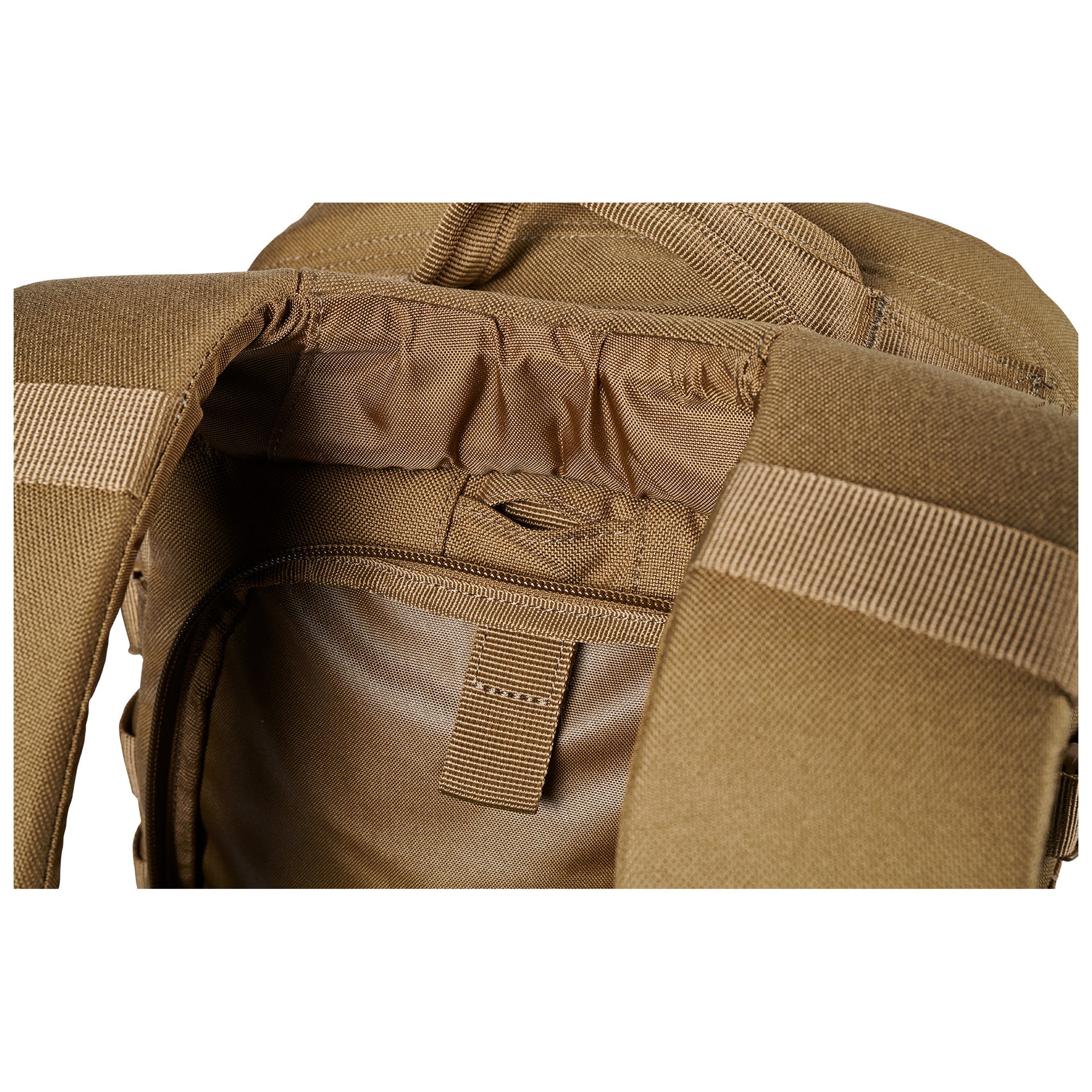 Zaino RUSH12 2.0 di 5.11 Tactical Kangaroo - Vista passaggio tubo per sacca idrica