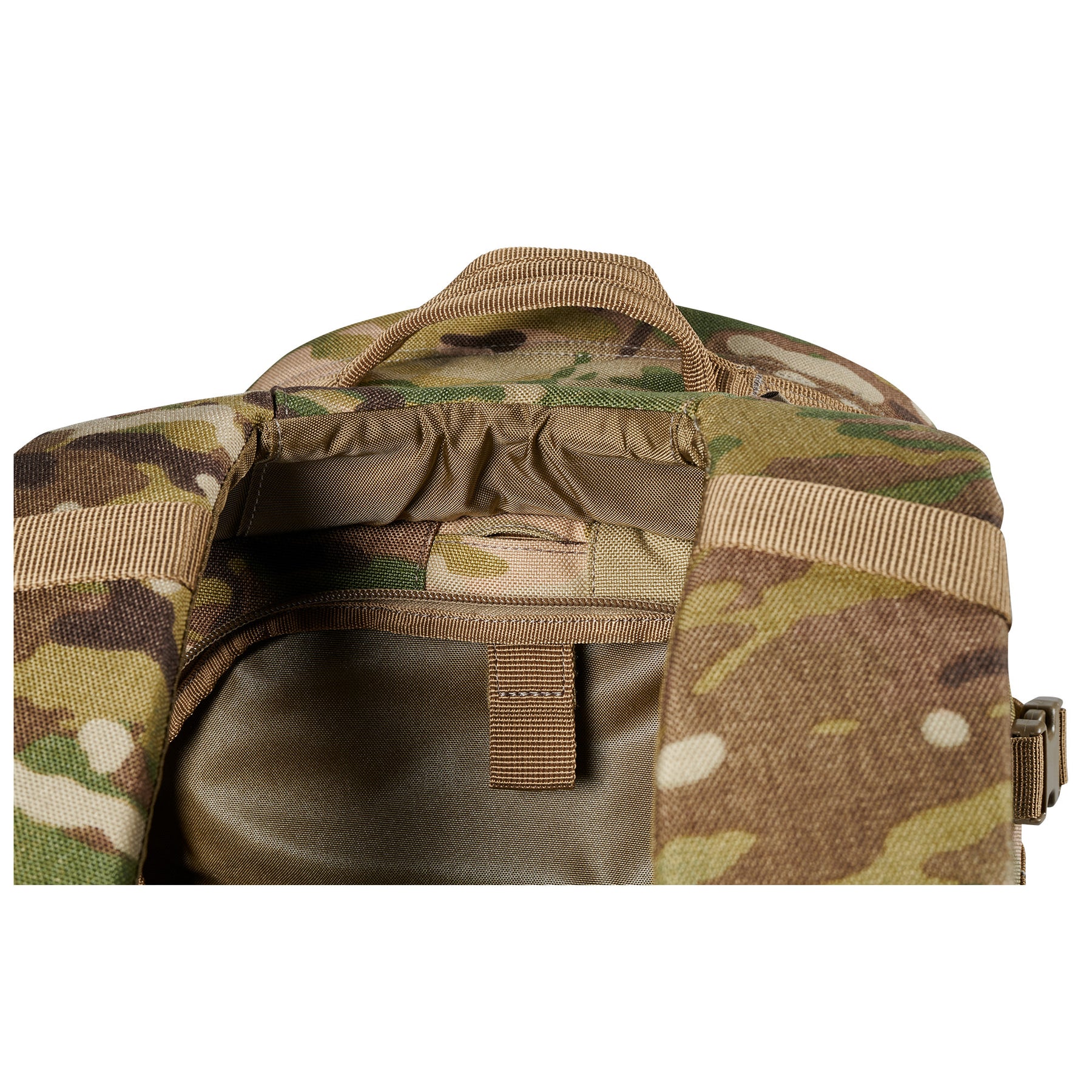 Zaino RUSH12 2.0 di 5.11 Tactical Multi Cam Mimetico - Vista scomparto idrico e foro per passaggio tubetto