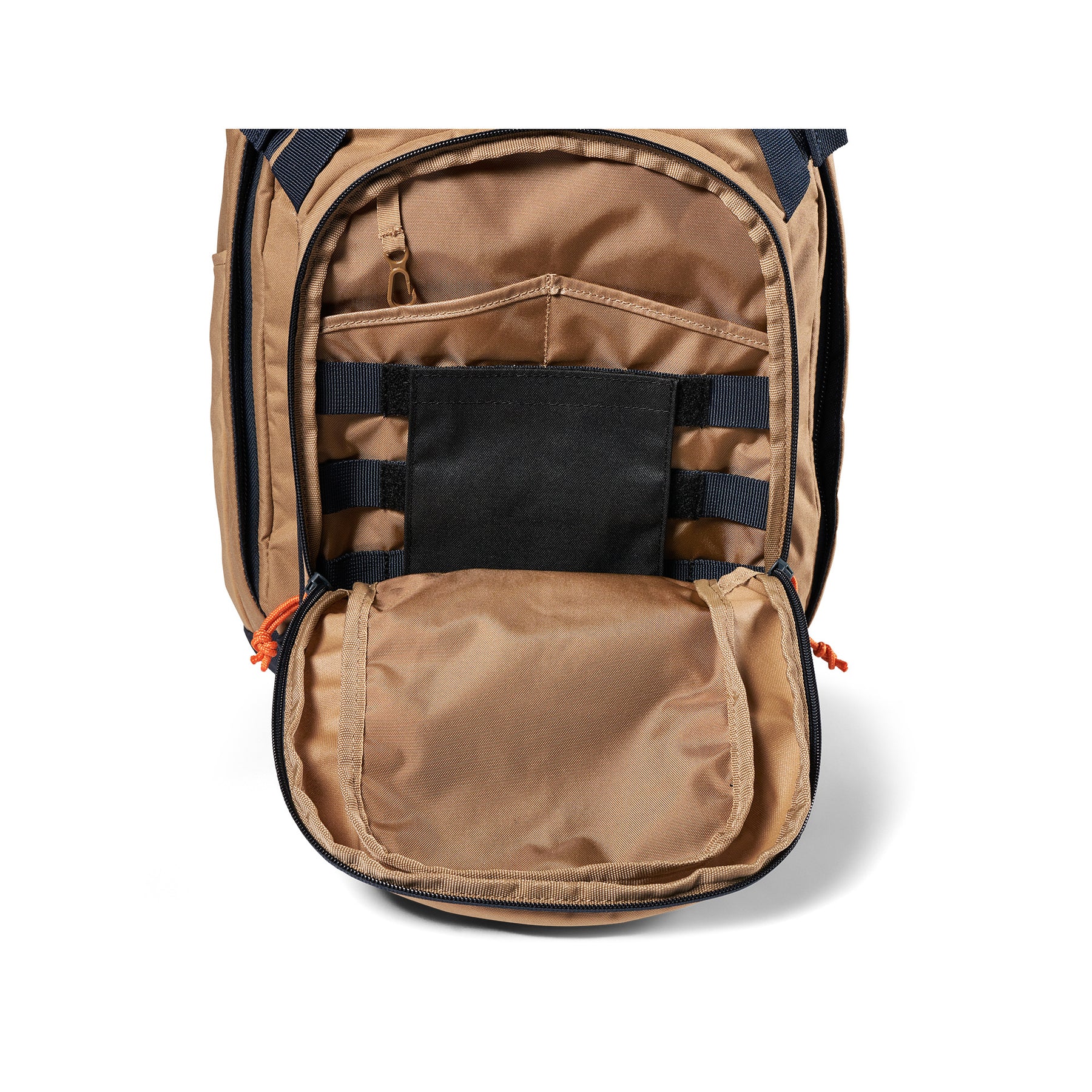 Zaino COVRT18 di 5.11 coyote - vista tasca admin con pannello molle e distintivo