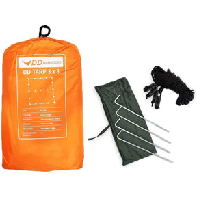 DD Tarp 3x3 sunset orange nel suo sacchetto con i picchetti e i cordini