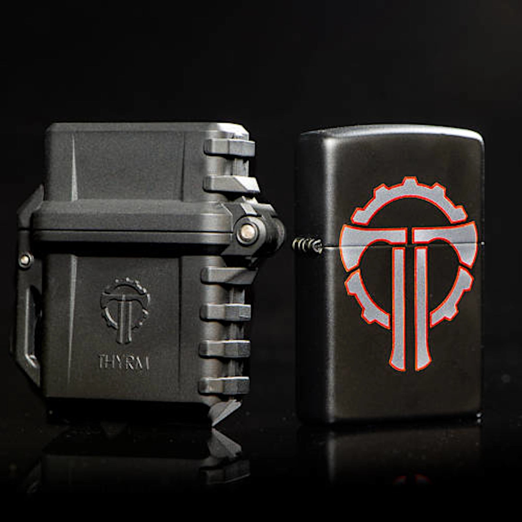 PyroVault di Thyrm con affiancato uno zippo