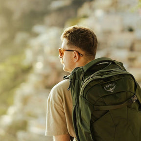 Osprey Farpoint 40 Travel Pack: Zaino da viaggio da 40 litri. Caratterizzato da pannello posteriore a scomparsa, apertura a valigia, cinghie di compressione interne e tasca imbottita per laptop. Design ergonomico e resistente ideale per viaggiatori dinamici.