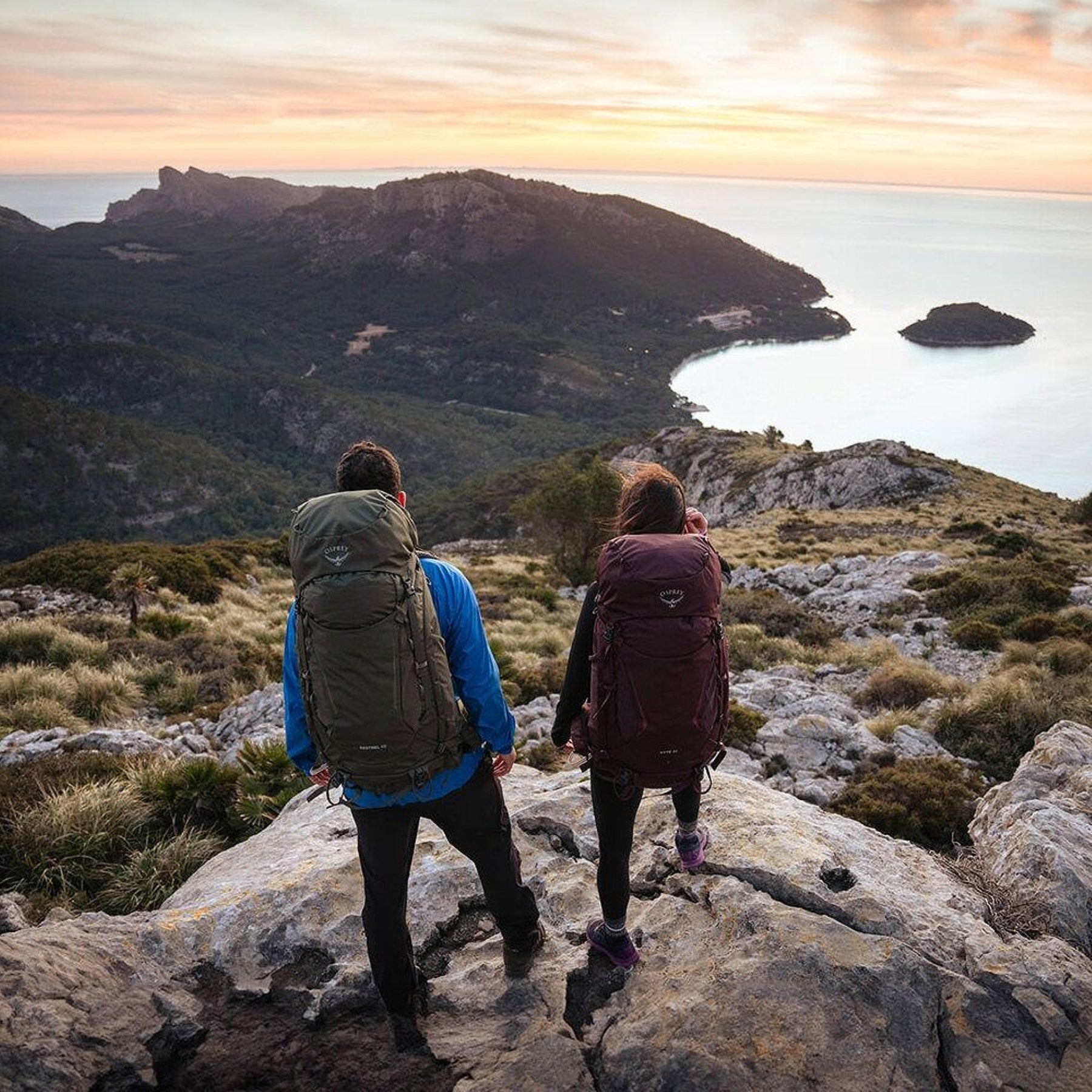 Osprey Kestrel 38 zaino uomo da trekking e hiking da 38 litri con schienale regolabile e traspirante AirScape, raincover integrata, scomparto inferiore per sacco a pelo, attacco bastoncini Stow-on-the-Go, cinghie di compressione e tasche con zip sulla cintura ventrale per escursioni.
