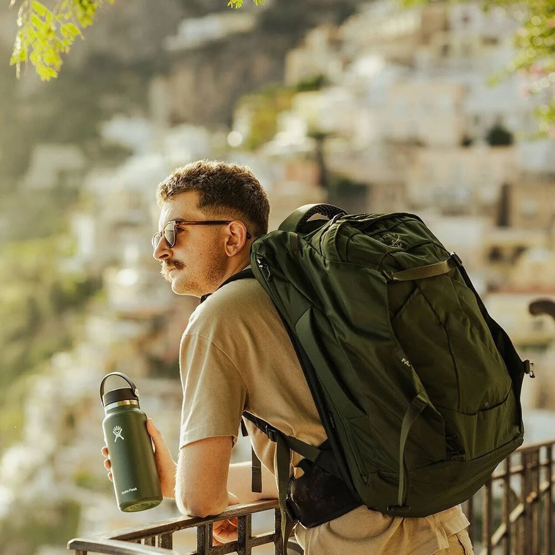 Osprey Farpoint 40 Travel Pack: Zaino da viaggio da 40 litri. Caratterizzato da pannello posteriore a scomparsa, apertura a valigia, cinghie di compressione interne e tasca imbottita per laptop. Design ergonomico e resistente ideale per viaggiatori dinamici.