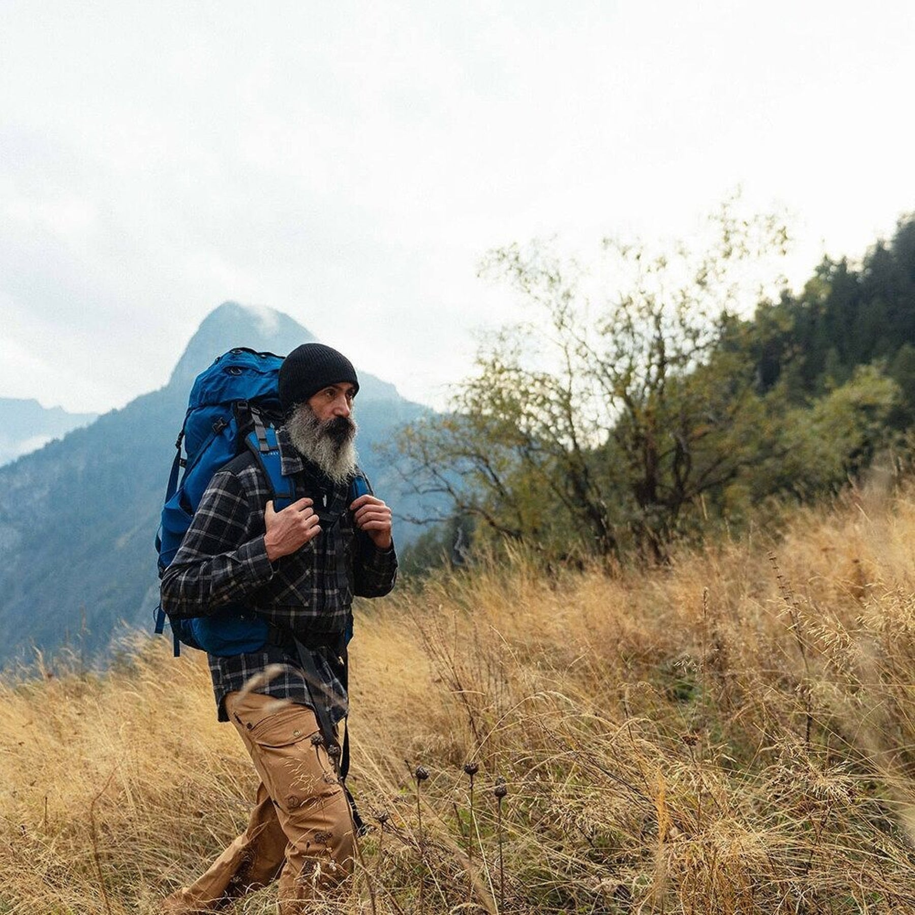 Osprey Aether 65 zaino da trekking ed escursionismo uomo da 65 litri con schienale AirScape regolabile, cinghie di compressione, tasche frontali e attacchi per bastoncini vista laterale per outdoor su Backpacco