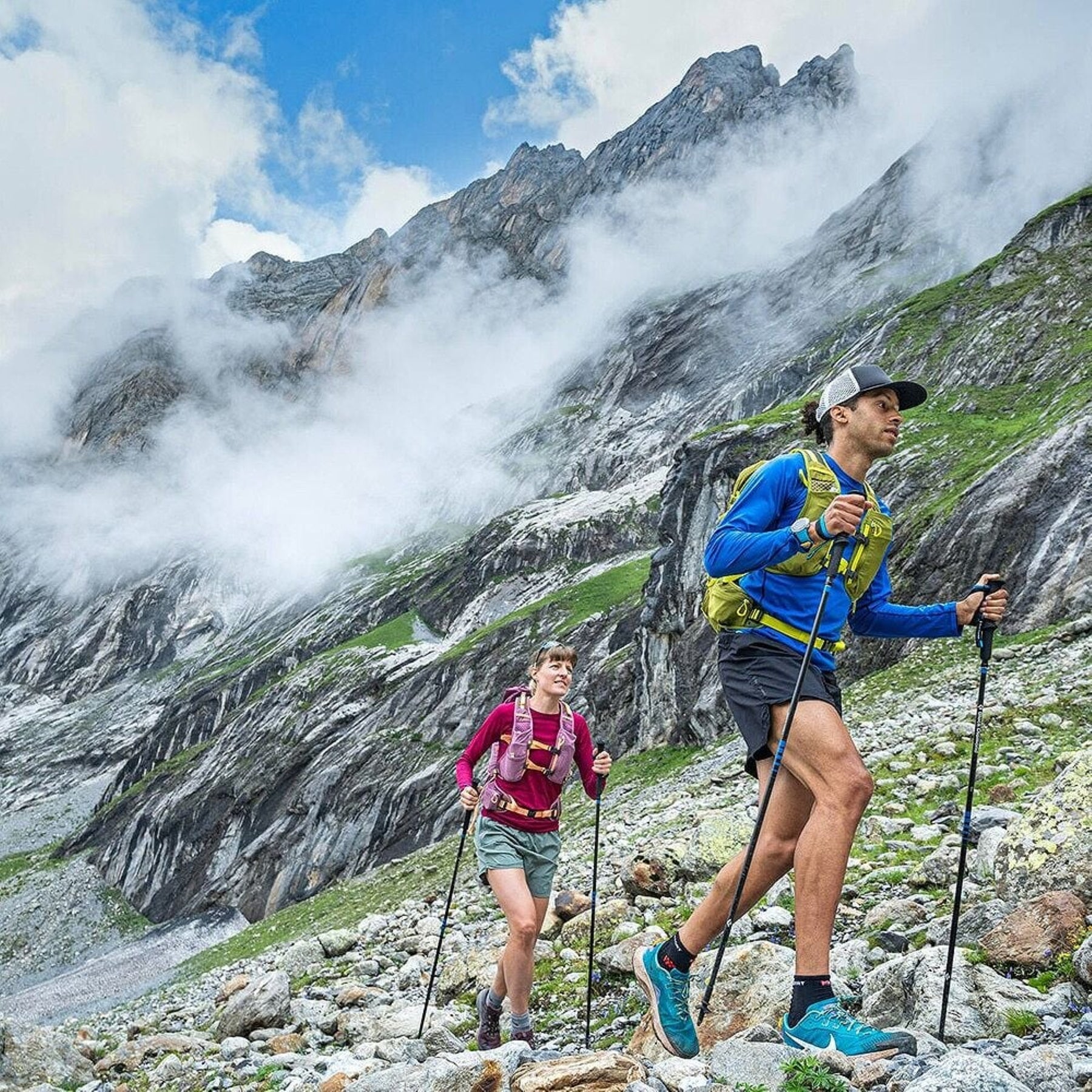 Zaino da trekking leggero e fastpacking Osprey Talon Velocity 30 da 30 litri, design minimalista e ventilato, ideale per attività veloci in montagna e sentieri