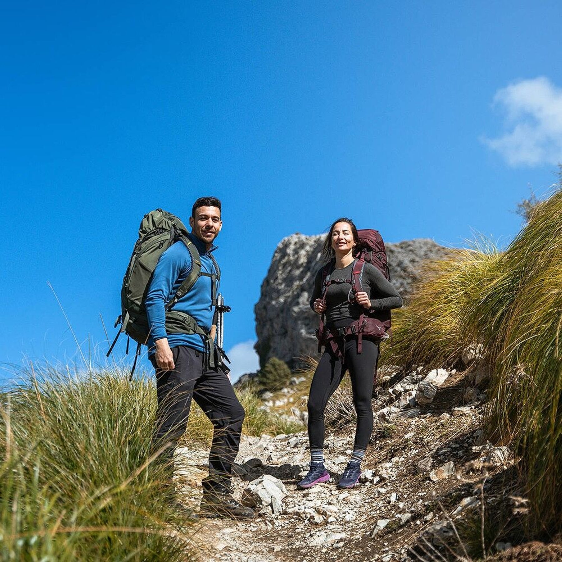 Osprey Kestrel 38 zaino uomo da trekking e hiking da 38 litri con schienale regolabile e traspirante AirScape, raincover integrata, scomparto inferiore per sacco a pelo, attacco bastoncini Stow-on-the-Go, cinghie di compressione e tasche con zip sulla cintura ventrale per escursioni.