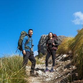 Osprey Kestrel 38 zaino uomo da trekking e hiking da 38 litri con schienale regolabile e traspirante AirScape, raincover integrata, scomparto inferiore per sacco a pelo, attacco bastoncini Stow-on-the-Go, cinghie di compressione e tasche con zip sulla cintura ventrale per escursioni.