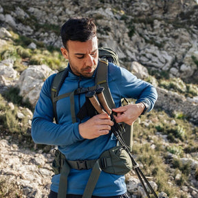 Osprey Kestrel 38 zaino uomo da trekking e hiking da 38 litri con schienale regolabile e traspirante AirScape, raincover integrata, scomparto inferiore per sacco a pelo, attacco bastoncini Stow-on-the-Go, cinghie di compressione e tasche con zip sulla cintura ventrale per escursioni.