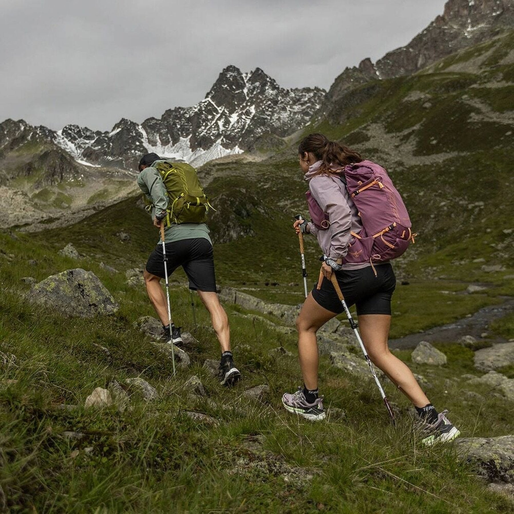 Zaino da trekking leggero e fastpacking Osprey Talon Velocity 30 da 30 litri, design minimalista e ventilato, ideale per attività veloci in montagna e sentieri