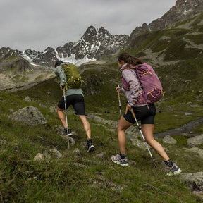 Zaino da trekking leggero e fastpacking Osprey Talon Velocity 30 da 30 litri, design minimalista e ventilato, ideale per attività veloci in montagna e sentieri