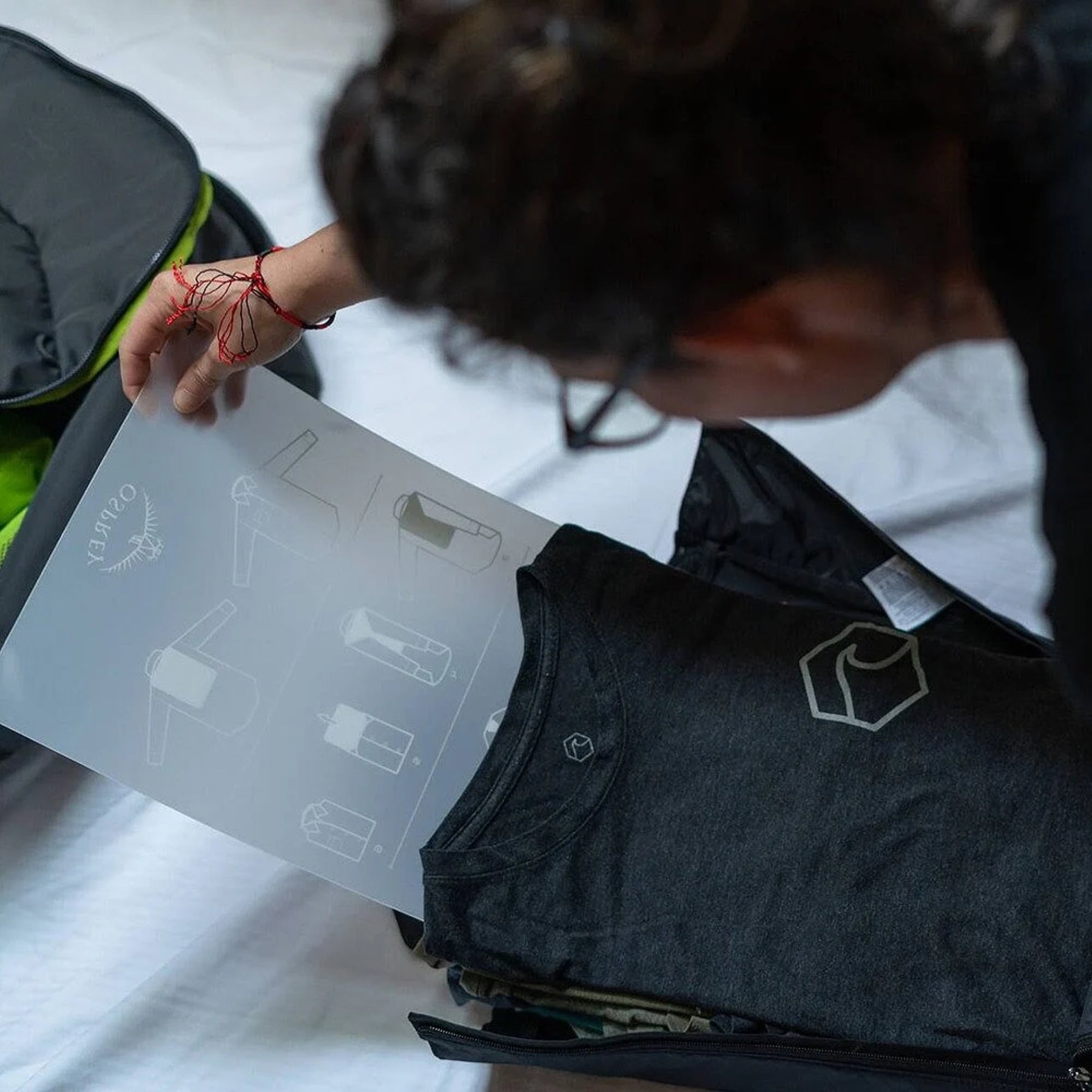 Organizer da viaggio Osprey Ultralight Garment Folder, busta pieghevole ultraleggera per indumenti con pannello rigido e istruzioni illustrate per la piegatura, per mantenere i vestiti senza pieghe