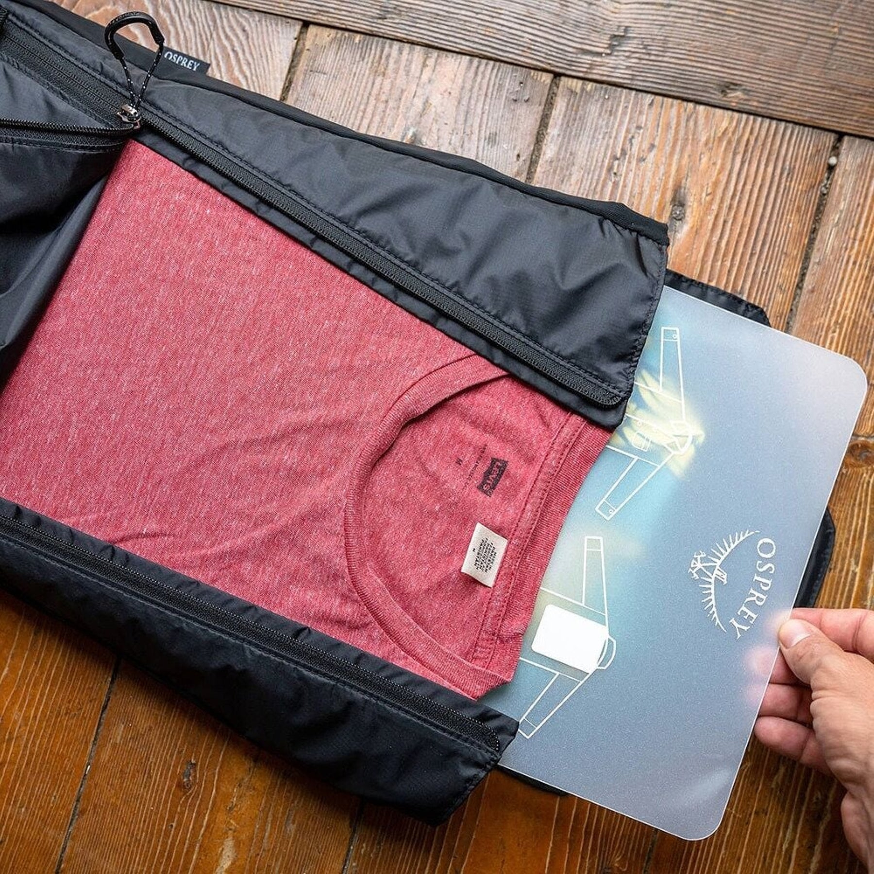 Organizer da viaggio Osprey Ultralight Garment Folder, busta pieghevole ultraleggera per indumenti con pannello rigido e istruzioni illustrate per la piegatura, per mantenere i vestiti senza pieghe