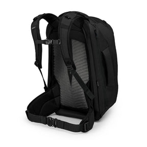 Osprey Farpoint 40 Travel Pack: Zaino da viaggio da 40 litri. Caratterizzato da pannello posteriore a scomparsa, apertura a valigia, cinghie di compressione interne e tasca imbottita per laptop. Design ergonomico e resistente ideale per viaggiatori dinamici.