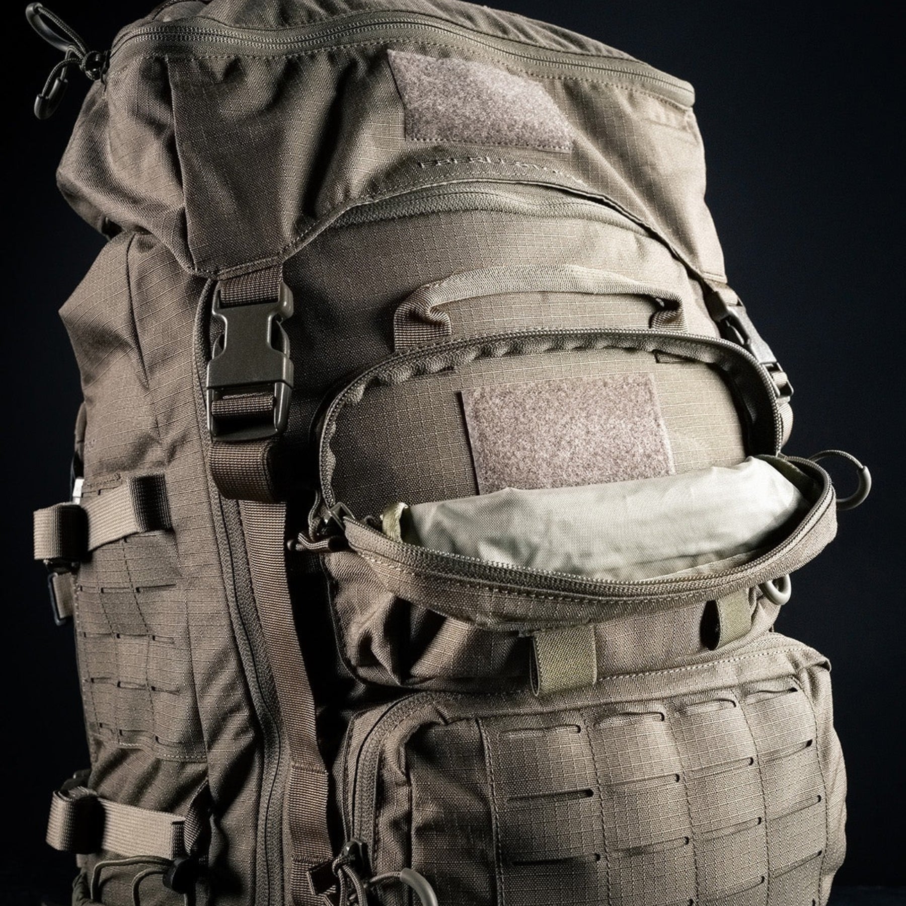Eberlestock Mission Ruck zaino tattico militare da 79.22 litri con sistema MOLLE e tasche modulari frontali e laterali, FUNZIONA ESCLUSIVAMENTE CON IL TELAIO MISSION EMOD. Caratterizzato da cinghie di compressione e pannello in velcro per patch, ideale per escursioni tecniche, trekking intensivo e utilizzi operativi professionali.
