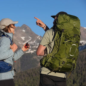 Osprey Aether 55 zaino tecnico da trekking da 55 litri con schienale regolabile AirScape, cintura Fit-on-the-Fly, accesso frontale con cerniera a U, attacchi per bastoncini e copertura antipioggia integrata, ideale per escursioni plurigiornaliere e backpacking.