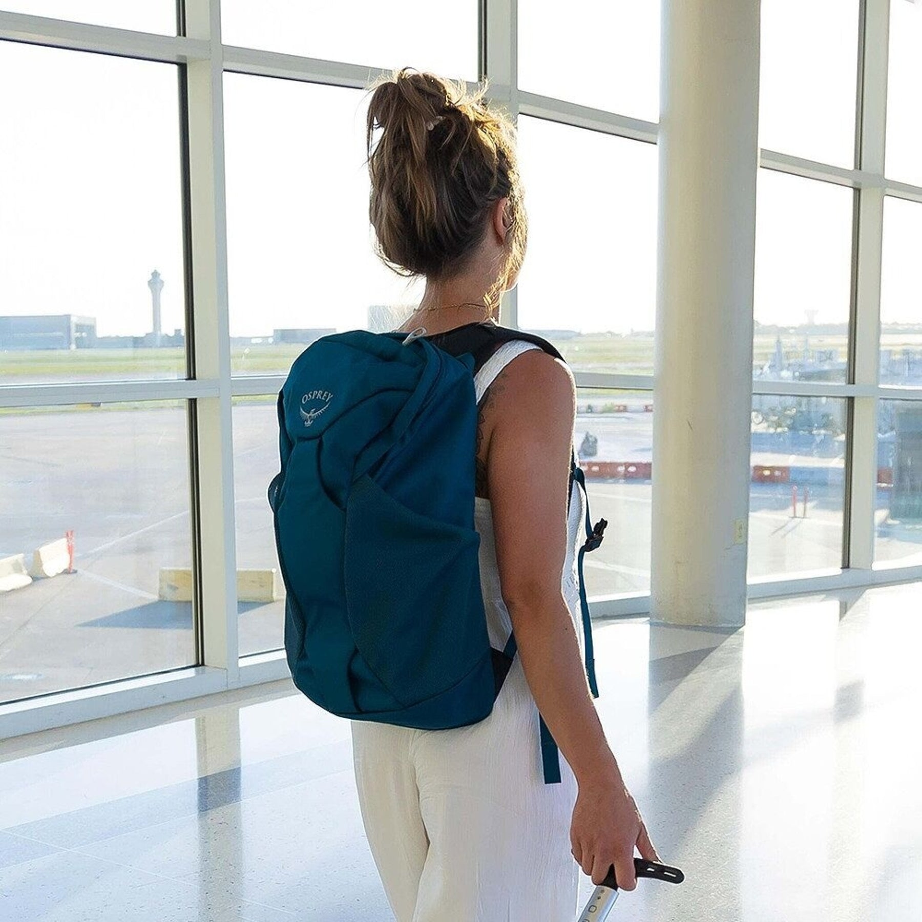 Osprey Farpoint Fairview Travel Daypack: Zaino da viaggio leggero da 15 litri progettato come modulo aggiuntivo o zaino giornaliero indipendente. Dispone di scomparto imbottito per laptop o sacca idrica, tasche esterne in rete e schienale traspirante. Compatibile con i modelli Farpoint e Fairview.