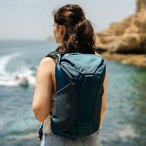 Osprey Farpoint Fairview Travel Daypack: Zaino da viaggio leggero da 15 litri progettato come modulo aggiuntivo o zaino giornaliero indipendente. Dispone di scomparto imbottito per laptop o sacca idrica, tasche esterne in rete e schienale traspirante. Compatibile con i modelli Farpoint e Fairview.
