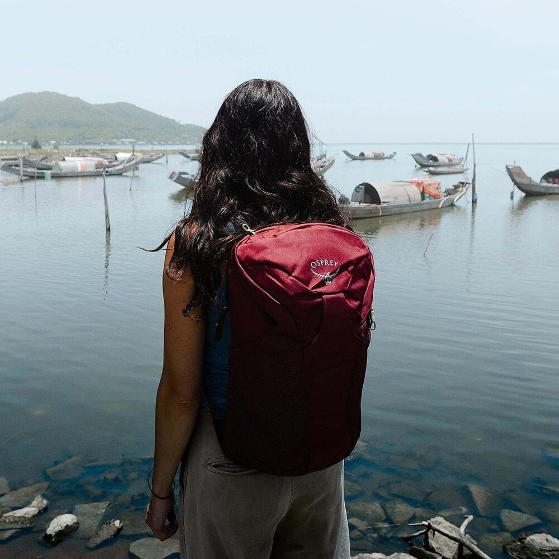 Osprey Farpoint Fairview Travel Daypack: Zaino da viaggio leggero da 15 litri progettato come modulo aggiuntivo o zaino giornaliero indipendente. Dispone di scomparto imbottito per laptop o sacca idrica, tasche esterne in rete e schienale traspirante. Compatibile con i modelli Farpoint e Fairview.