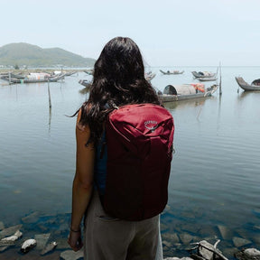 Osprey Farpoint Fairview Travel Daypack: Zaino da viaggio leggero da 15 litri progettato come modulo aggiuntivo o zaino giornaliero indipendente. Dispone di scomparto imbottito per laptop o sacca idrica, tasche esterne in rete e schienale traspirante. Compatibile con i modelli Farpoint e Fairview.