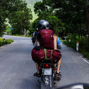 Osprey Farpoint Fairview Travel Daypack: Zaino da viaggio leggero da 15 litri progettato come modulo aggiuntivo o zaino giornaliero indipendente. Dispone di scomparto imbottito per laptop o sacca idrica, tasche esterne in rete e schienale traspirante. Compatibile con i modelli Farpoint e Fairview.