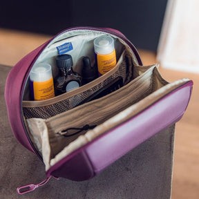 Osprey Ozone Toiletry Bag trousse da viaggio imbottita da 3 litri in nylon riciclato ripstop, dotata di scomparti interni in rete, gancio di sospensione integrato e rivestimento facile da pulire, ideale per organizzare accessori per l'igiene personale in valigia, hotel o campeggio.