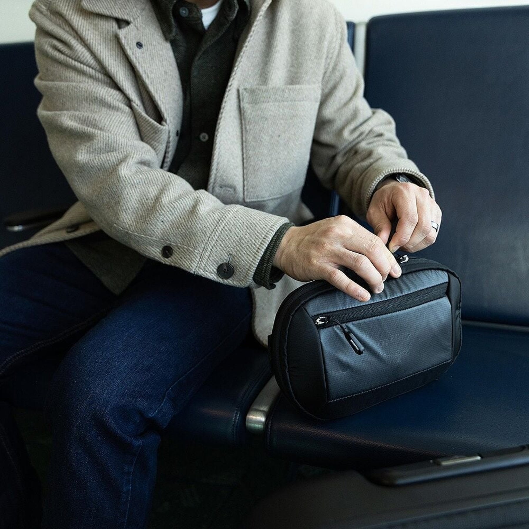 Osprey Ozone Powerhouse custodia imbottita organizer per cavi, power bank e accessori tecnologici con maniglia superiore e tasca frontale con zip, ideale per viaggi e uso quotidiano. 