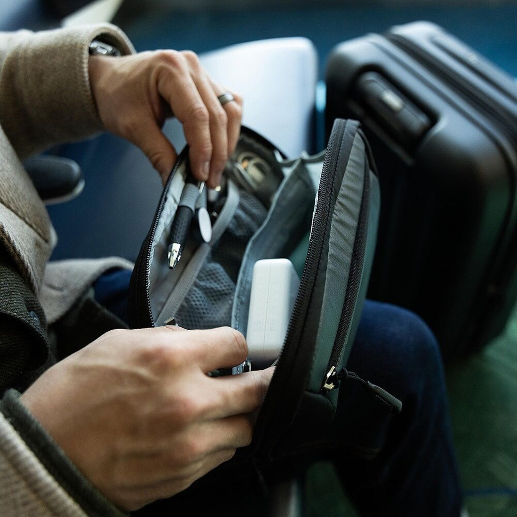 Osprey Ozone Powerhouse custodia imbottita organizer per cavi, power bank e accessori tecnologici con maniglia superiore e tasca frontale con zip, ideale per viaggi e uso quotidiano. 