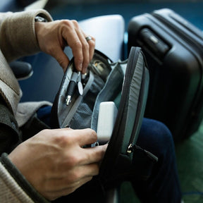 Osprey Ozone Powerhouse custodia imbottita organizer per cavi, power bank e accessori tecnologici con maniglia superiore e tasca frontale con zip, ideale per viaggi e uso quotidiano. 
