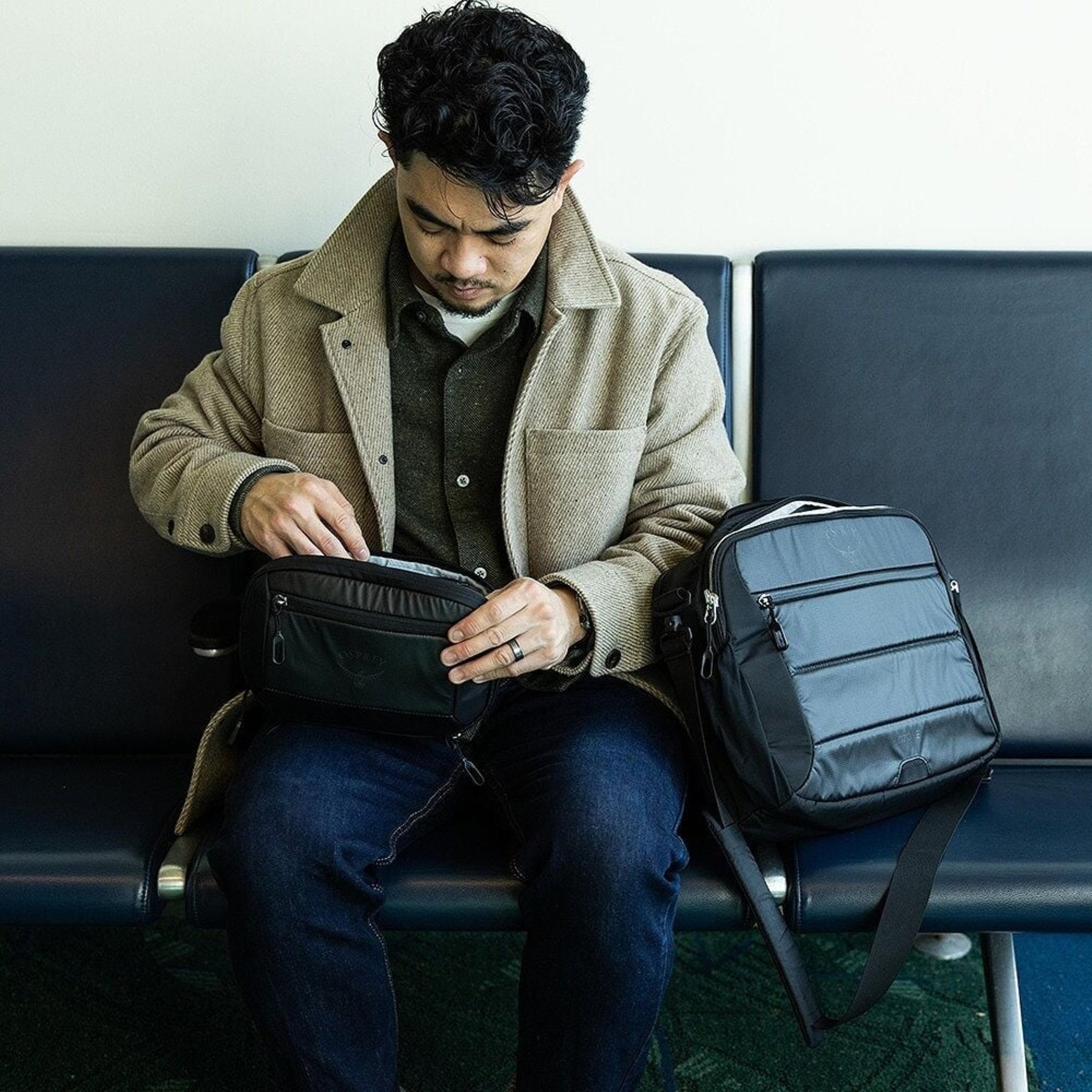 Osprey Ozone Powerhouse custodia imbottita organizer per cavi, power bank e accessori tecnologici con maniglia superiore e tasca frontale con zip, ideale per viaggi e uso quotidiano. 