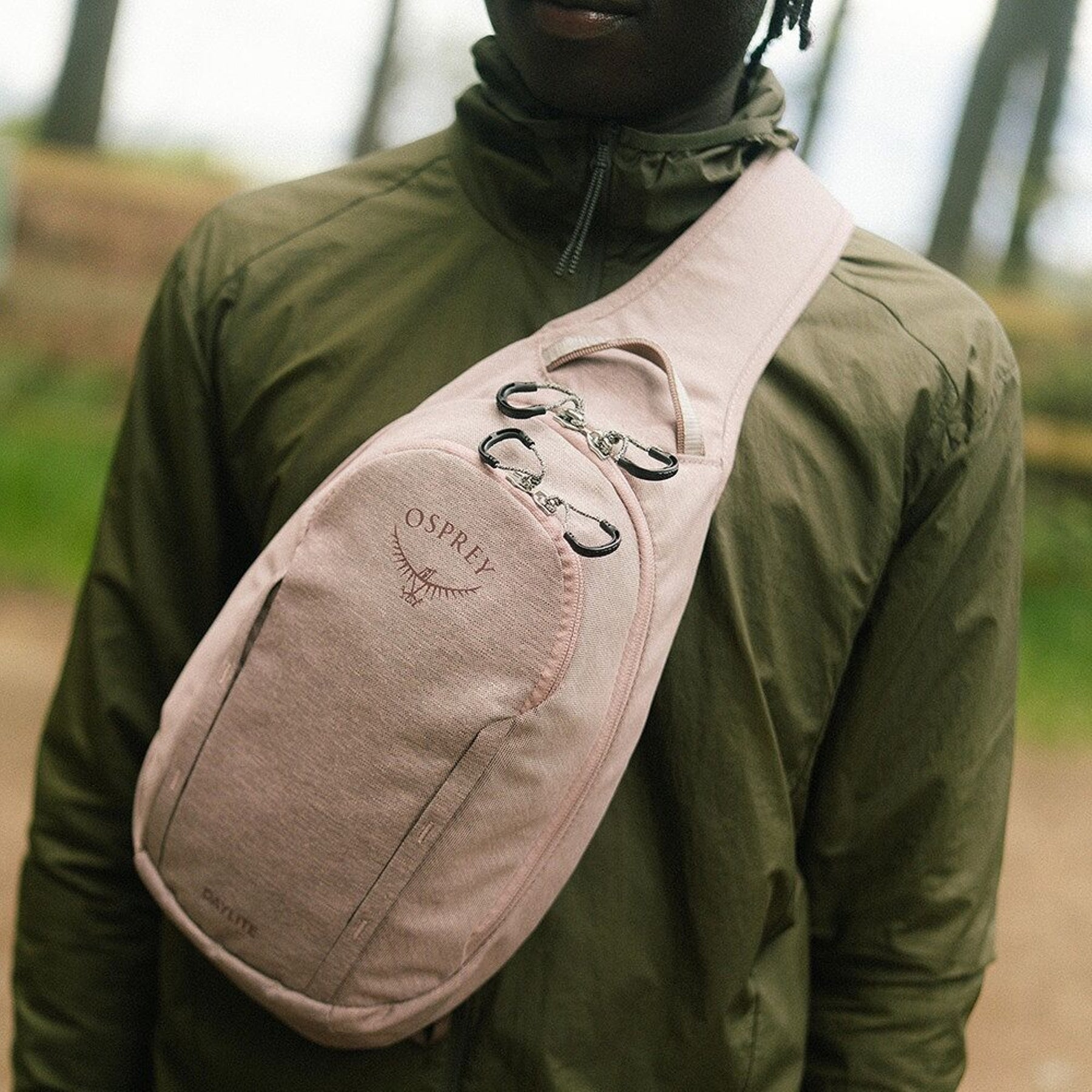 Osprey Daylite Driftshade Sling zaino monospalla compatto da 5 litri in tessuto testurizzato con tracolla singola imbottita in rete traspirante, scomparto principale e tasca frontale con zip per viaggi, tempo libero ed everyday carry