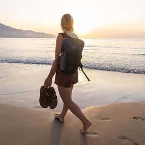 Osprey Farpoint Fairview Travel Daypack: Zaino da viaggio leggero da 15 litri progettato come modulo aggiuntivo o zaino giornaliero indipendente. Dispone di scomparto imbottito per laptop o sacca idrica, tasche esterne in rete e schienale traspirante. Compatibile con i modelli Farpoint e Fairview.