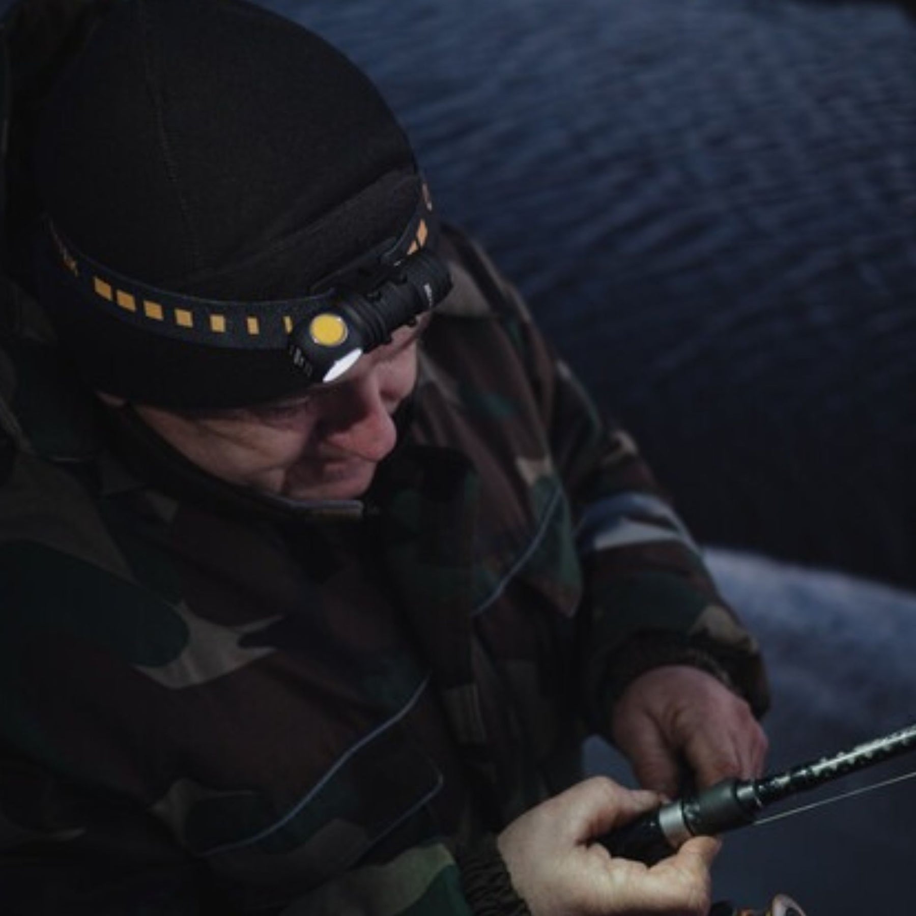 ARMYTEK | WIZARD C1 PRO - Torcia frontale / palmare - BackPacco - BP-ARMYTEK-F09001PC