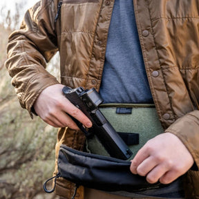 Eberlestock Bando Bag Marsupio tattico low-profile per EDC e porto occulto. Design discreto con tasca posteriore dedicata ad accesso rapido per arma e scomparto principale organizzato. Include passante per laccio emostatico. Soluzione versatile per sicurezza personale e urban carry. 2 misure.