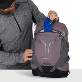 OSPREY SPORTLITE 15 Zaino da trekking da 15 litri con schienale traspirante AirScape, apertura a zip, tasche elasticizzate, scomparto idratazione e cinghie di compressione, ideale per escursioni, collezione 2026