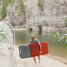 Klymit Insulated Klymaloft Sleeping Pad materassino gonfiabile ibrido con strato superiore in schiuma e base a camere d'aria per campeggio e trekking.