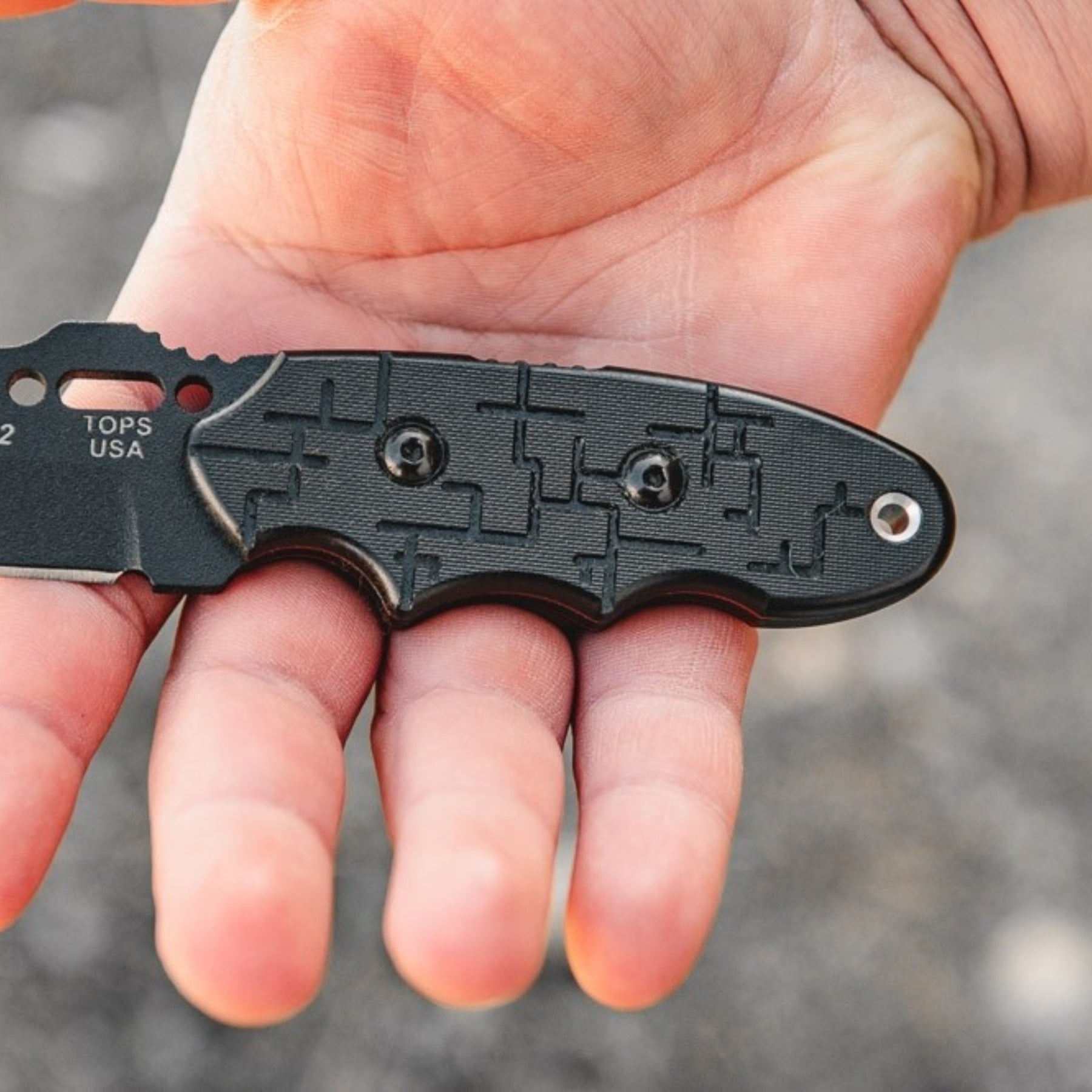 TOPS C.A.T. 203T-01 coltello a lama fissa tattico con profilo tanto, impugnatura ergonomica testurizzata e oro per cordino