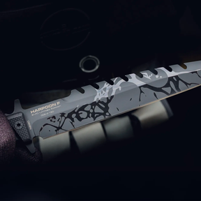 Extrema Ratio Harpoon F EVO Limited Edition: Coltello a lama fissa tattico in serie limitata di 150 esemplari. Lama in acciaio N690 con seghettatura dorsale. Impugnatura ergonomica in G10 e fodero tecnico incluso. Pezzo da collezione per professionisti e appassionati.