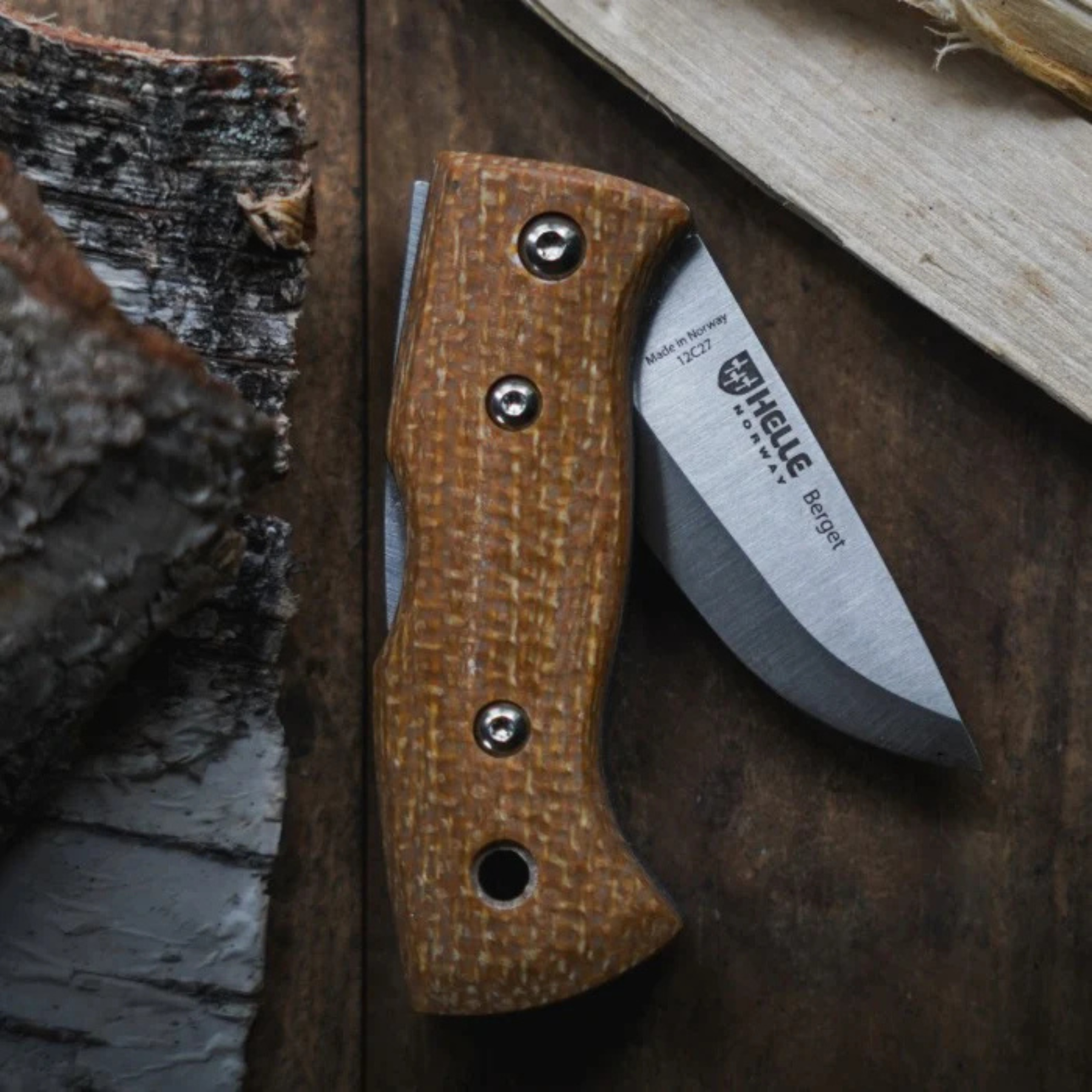 Helle Berget Coltello chiudibile robusto con lama in acciaio inossidabile Sandvik 12C27 e manico ergonomico in Micarta sagomata per una presa sicura dotato di sistema di blocco affidabile e design scandinavo funzionale ideale per bushcraft attività outdoor e porto quotidiano