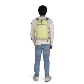 Osprey Daylite Cinch Zaino da 15 Litri con chiusura superiore a coulisse, spallacci traspiranti traforati e tasca frontale con zip. Accessorio versatile ideale per trekking leggero, escursioni e uso quotidiano.