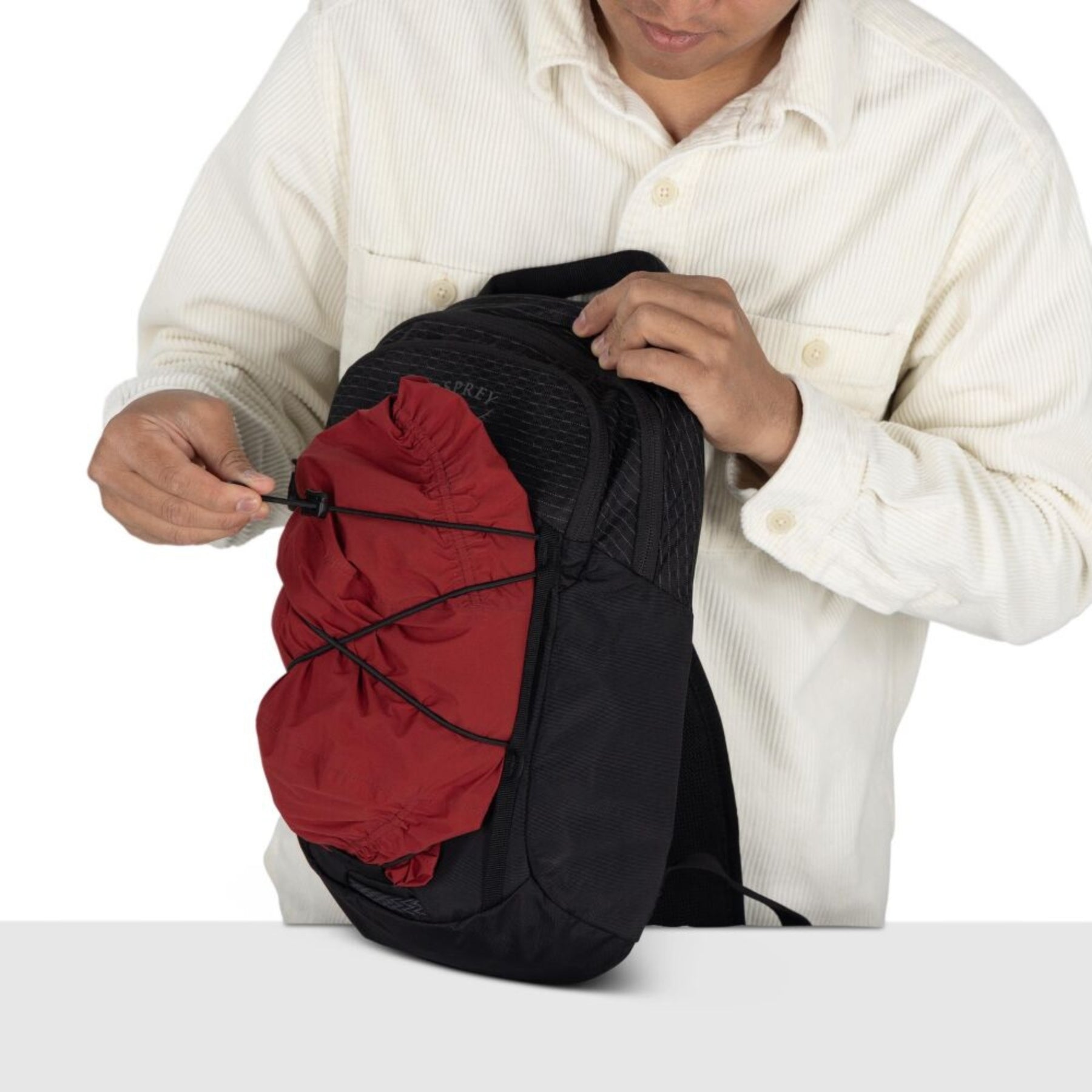 Osprey Quasar Sling borsa monospalla da 6 L adatta per l'uso quotidiano. Presenta uno spallaccio singolo imbottito e ambidestro, schienale ventilato AirScape, ampio scomparto principale con tasca per tablet, cordino elastico frontale e daisy chain per il fissaggio di attrezzatura outdoor.