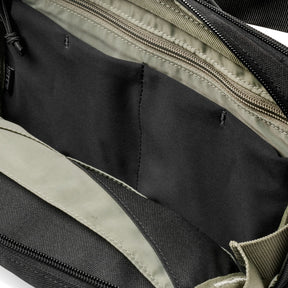 5.11 MVR 3-in-1 3L Pouch Tasca tattica modulare da 3 litri convertibile in marsupio, borsa a tracolla o scomparto admin. Realizzata in poliestere 900D resistente alle intemperie con apertura a 90 gradi, pannello interno organizzato e fibbie Mojave Hexa Slim per un rapido fissaggio al sistema MVR.