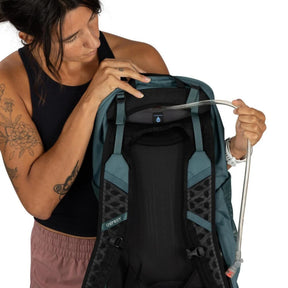 Osprey Hikelite LT 16 zaino tecnico da escursionismo giornaliero ultraleggero con capacità 16 L dotato di schienale ventilato AirSpeed tasche laterali in rete elastica e spallacci traspiranti. Zaino da trekking ideale per camminate outdoor e gite in giornata.