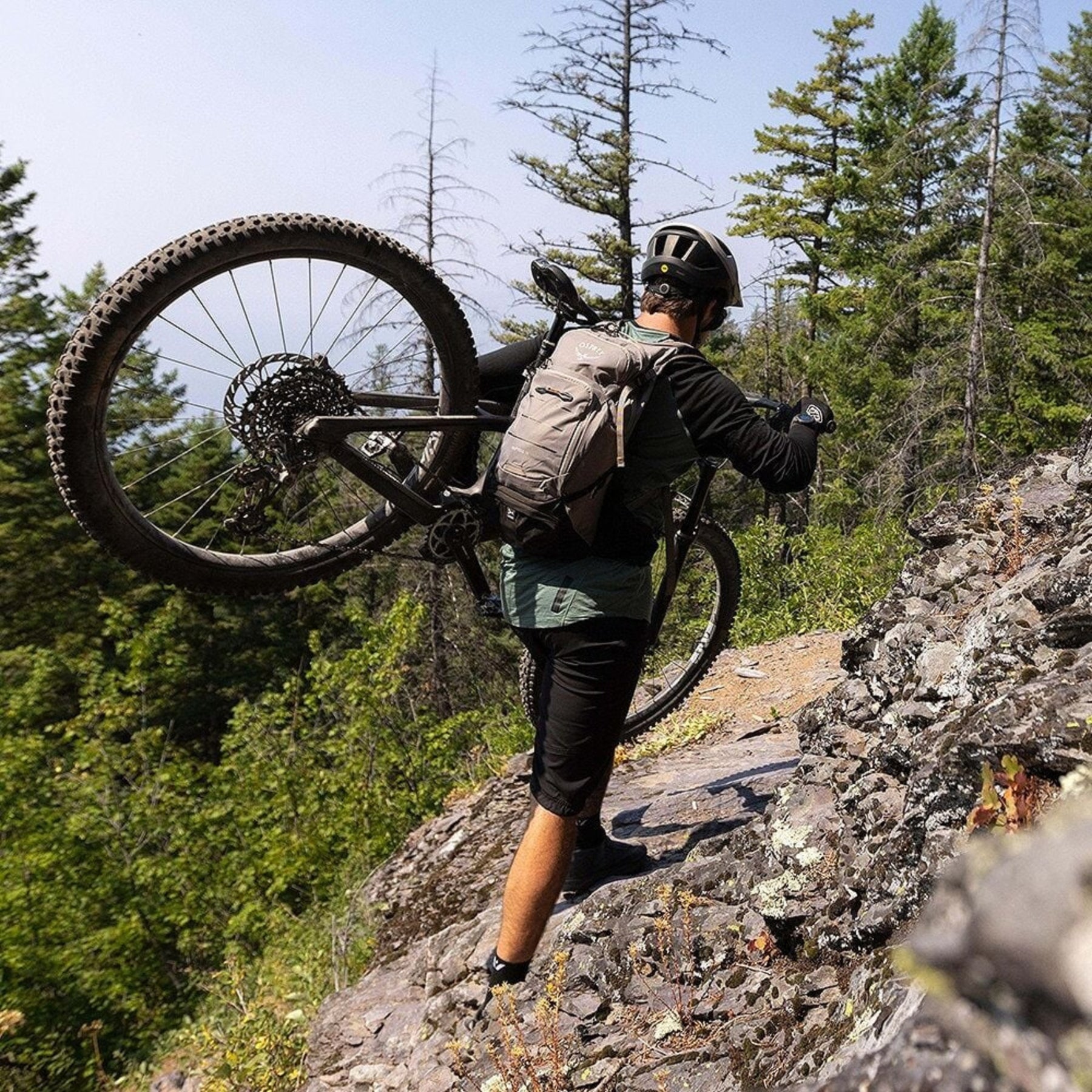 Osprey Raptor 14 zaino da ciclismo e mountain bike da 14 litri con pannello posteriore ventilato AirScape, attacco esterno per casco LidLock, scomparto per sacca idrica e sistema portattrezzi ToolWrap integrato per massima stabilità durante le uscite outdoor.