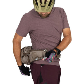 Osprey Seral 7 marsupio idrico da ciclismo e MTB con capacità 7 litri, serbatoio d'acqua integrato, tasche organizer con cerniera e cinghie di compressione stabilizzanti. Collezione 2026.