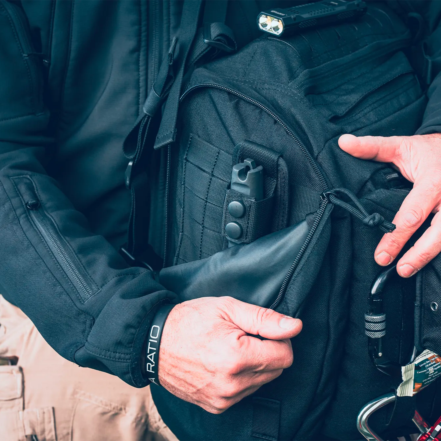 Extrema Ratio Sentinel Backpack: Zaino tattico da 35 litri. Dotato di sistema MOLLE laser-cut, scomparto principale ad apertura completa, tasche dedicate per laptop e sacca idrica. Include schienale traspirante termoforato e maniglia in paracord intrecciato per massima resistenza.